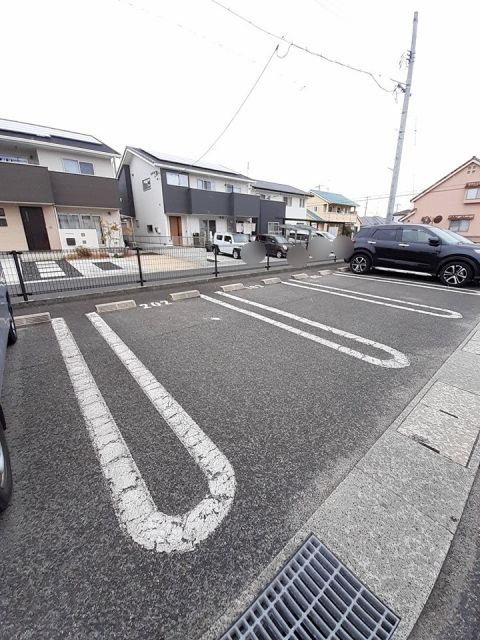 【岡山市中区関のアパートの駐車場】