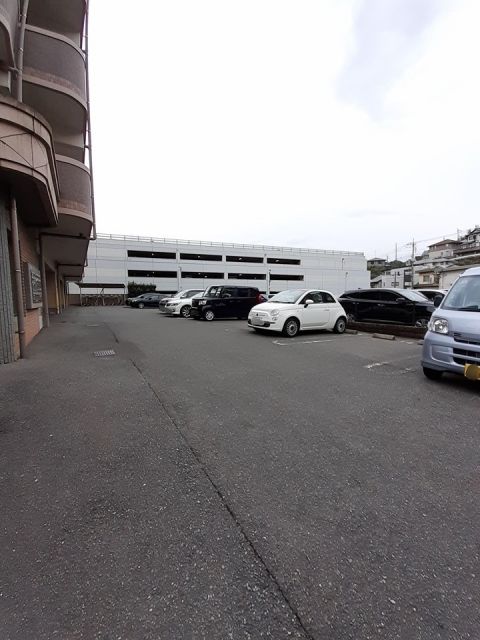 【下関市上新地町のマンションの駐車場】