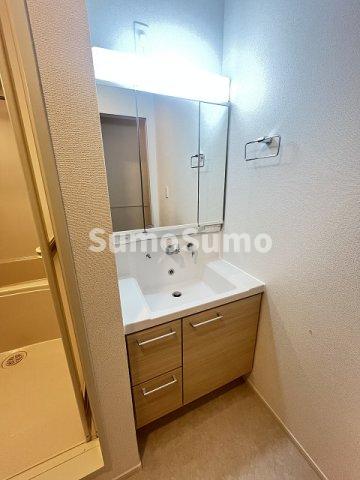 洗面設備　明るい洗面所です