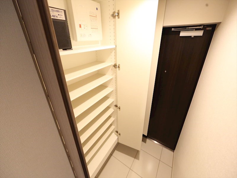 玄関　玄関　シューズボックス付（収納充実してます）