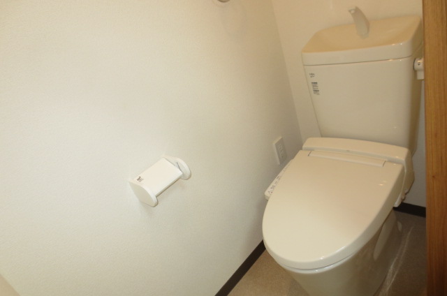トイレ　トイレと温水洗浄捻挫付き