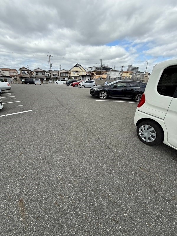 【明石市魚住町西岡のマンションの駐車場】