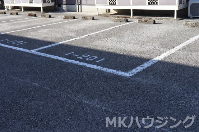 【ハイツ花衣の駐車場】