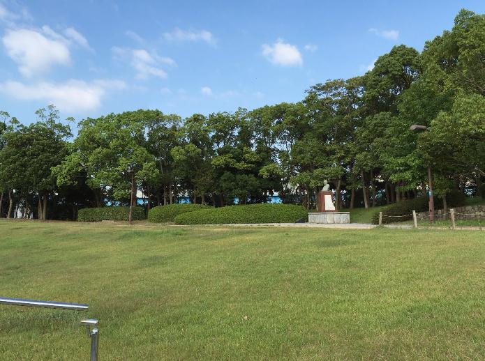 【神戸市中央区港島中町のマンションの公園】