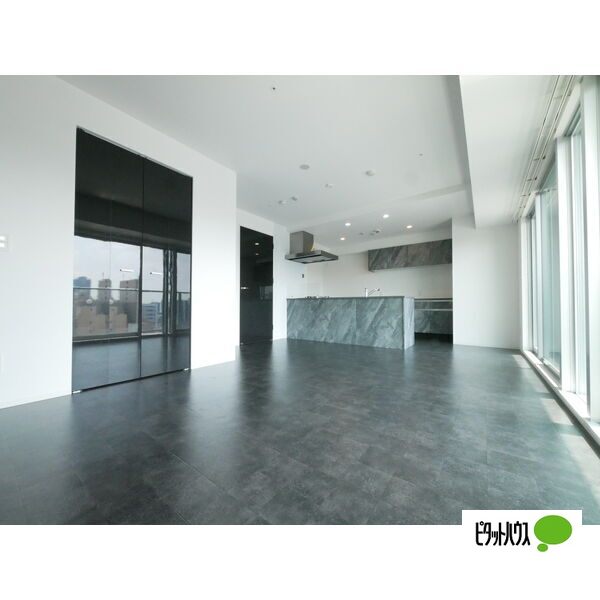 居室・リビング　同物件別部屋