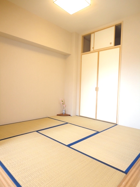 居室・リビング　落ち着いた雰囲気の和室付きです