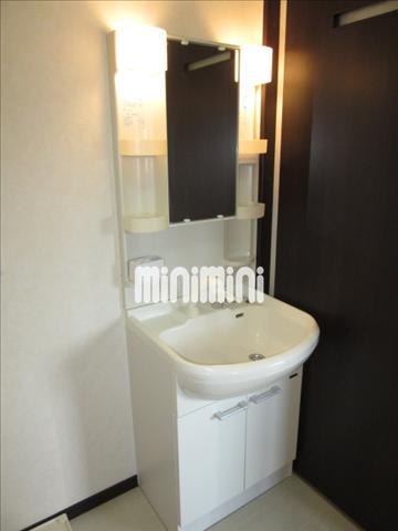 洗面設備　便利な独立洗面台です。