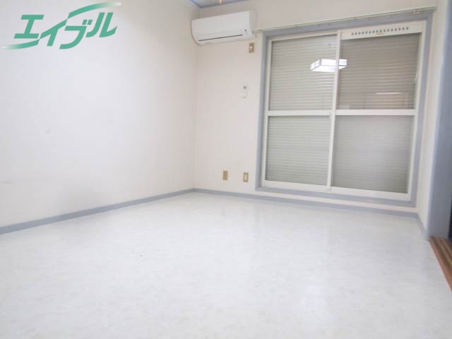 居室・リビング　同物件別部屋です