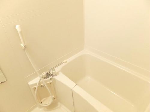 バス・シャワールーム　白を基調とした清潔感のある浴室です。