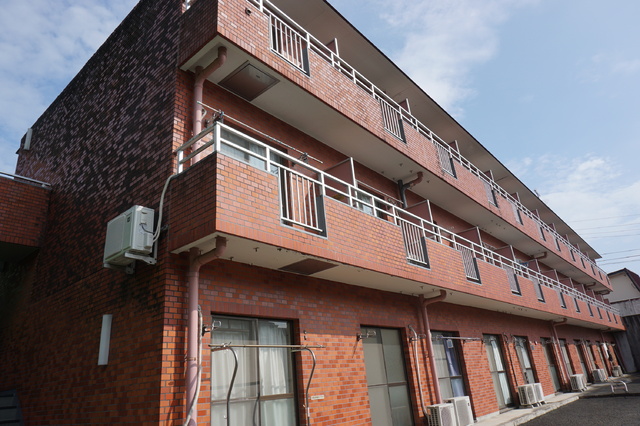 建物外観　赤いレンガ調の外観です♪