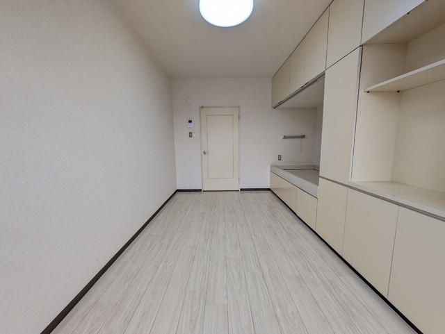 居室・リビング　バルコニー側からみた居室６帖☆