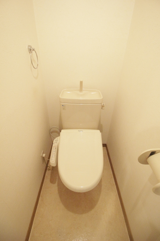 トイレ　落ち着いた色調のトイレです