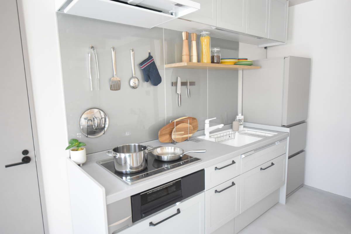 キッチン　モデルルームの写真です。実際には家具家電はついていません。