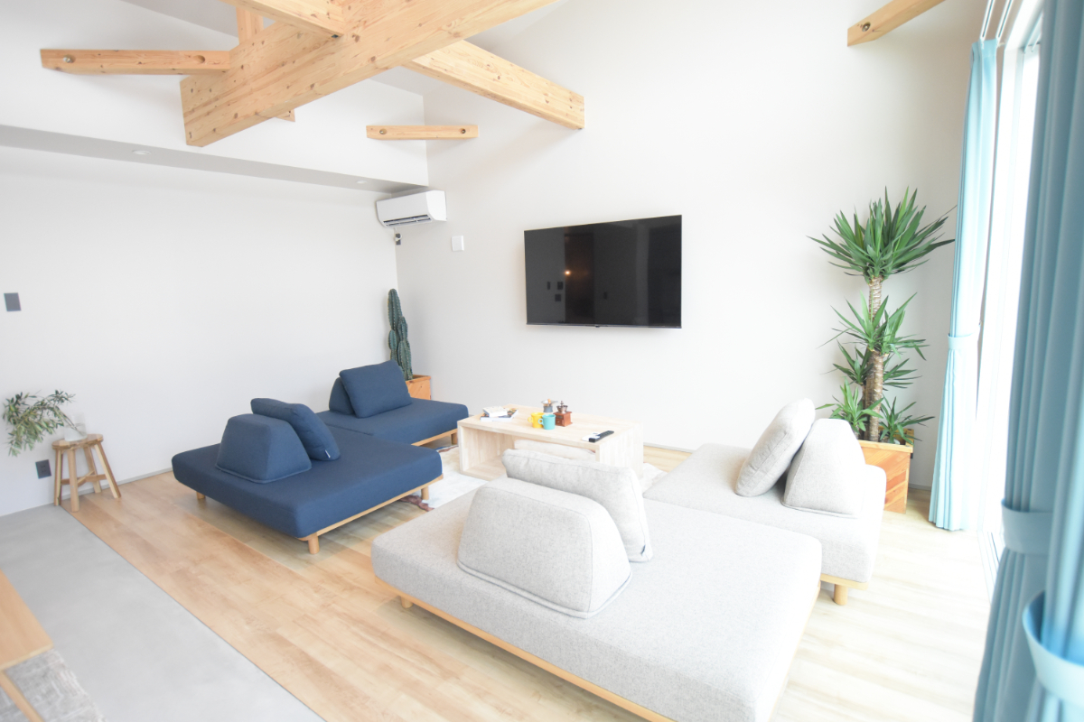 居室・リビング　モデルルームの写真です。実際には家具家電はついていません。