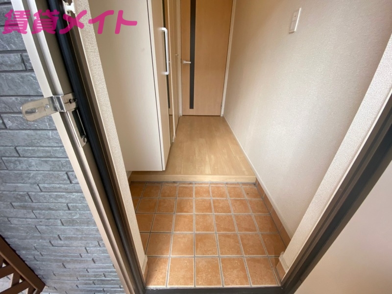 玄関　同タイプ部屋写真です。
