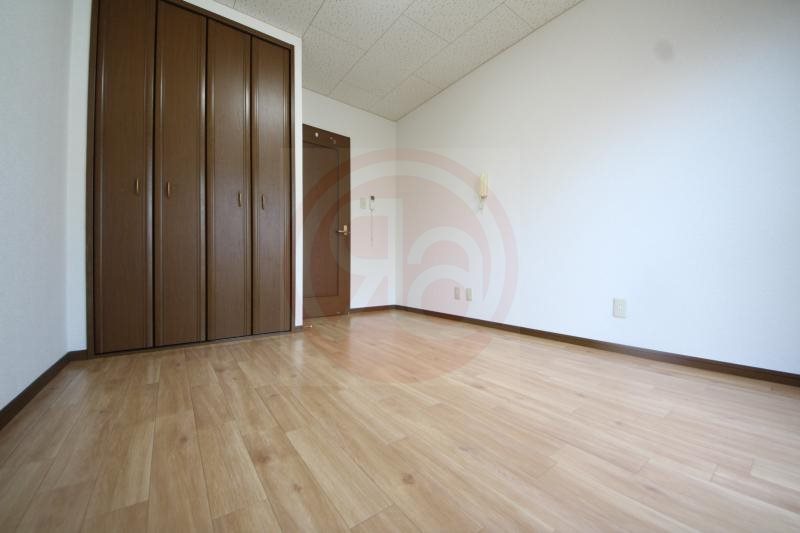 その他部屋・スペース　落ち着いた色調の寝室です