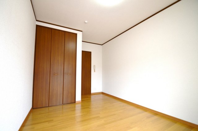 居室・リビング　７帖の南向き洋室