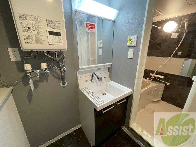 洗面設備　収納も豊富で使い勝手の良い洗面化粧台です。