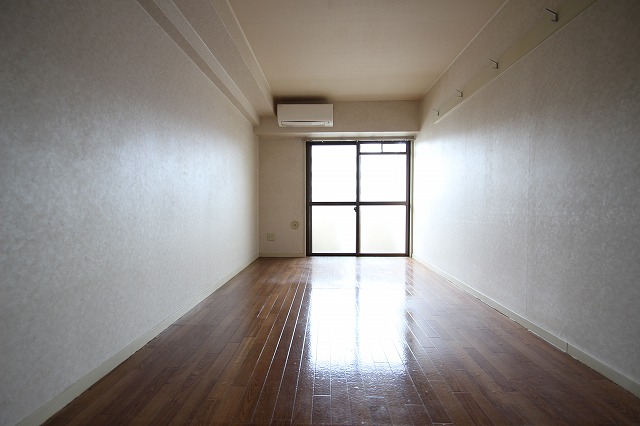 居室・リビング　同物件別室です。