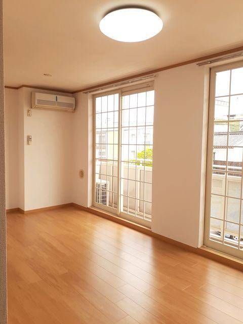 居室・リビング　エディオンさんまで470m