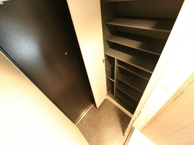 玄関　玄関　シューズボックス付（収納充実してます）