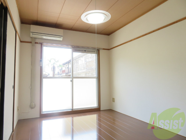 居室・リビング　リビングはこんな感じです。窓が大きくて良く陽が入ってきますね