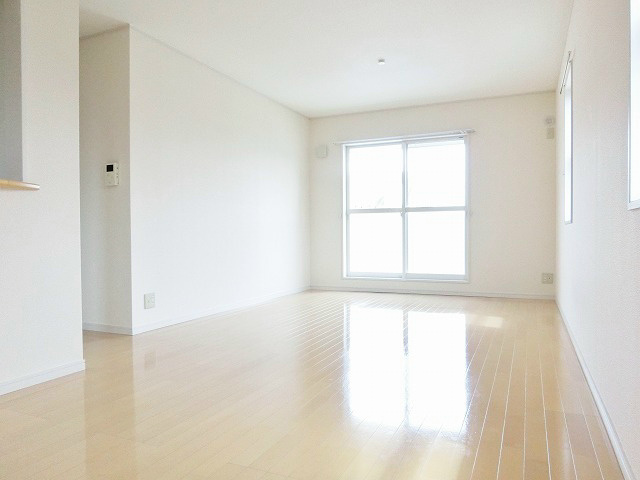 居室・リビング　LDK14.6帖。お部屋の色調と光の調和が絶妙な空間です。