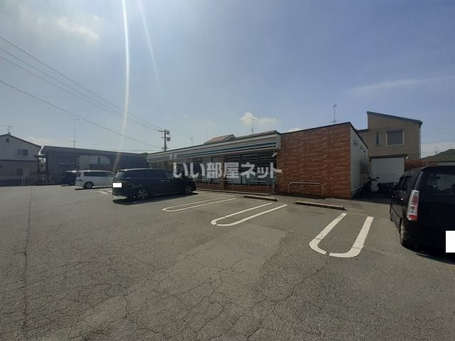 コンビニ　セブンイレブン（コンビニ）まで552m