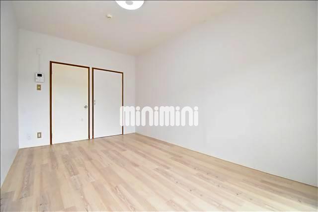 ロビー　開放感のある７．５帖の居室