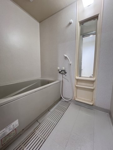 バス・シャワールーム　ゆとりのあるバスタブや鏡が付いた使いやすいお風呂です