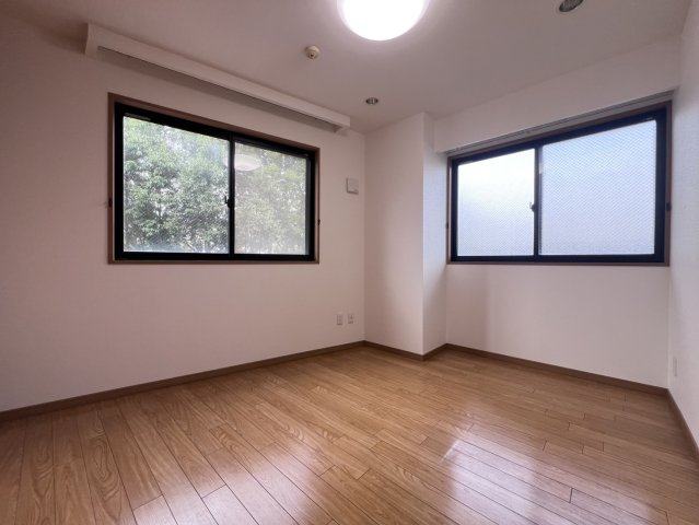 その他部屋・スペース　小窓が2つ付いた日のあたりのいい明るいお部屋です