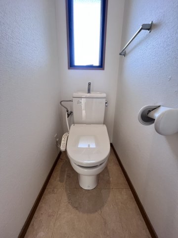 トイレ　便利なシャワー付きトイレです