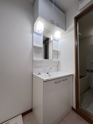 洗面設備　収納が付いた独立洗面台付き