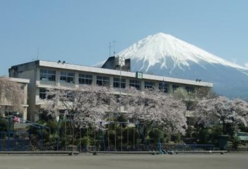 中学校　富士宮市立北山中学校（中学校）まで883m