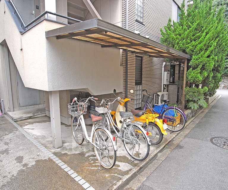 その他共有部分　屋根がある駐輪場です。