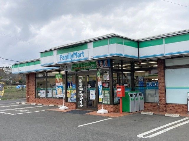 コンビニ　ファミリーマート 市貝店（コンビニ）まで1400m