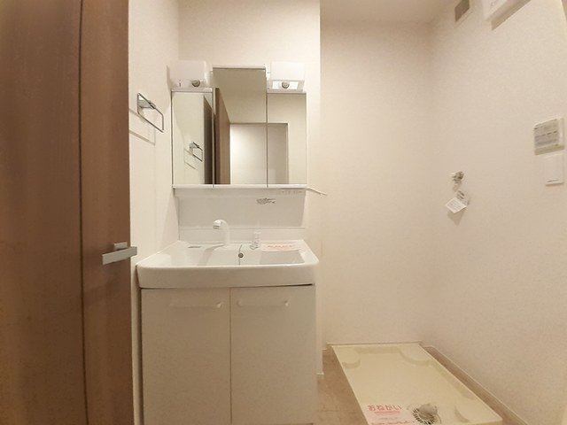 洗面設備　ゆったりとスペースのある洗面所