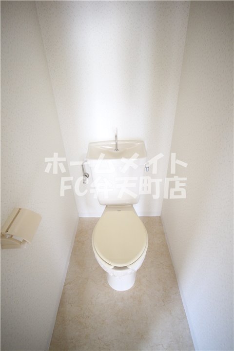 トイレ　落ち着いた色調のトイレです