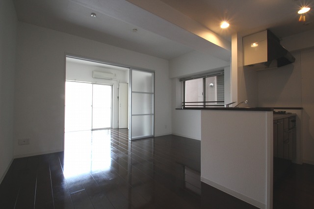 居室・リビング　同物件、別号室のものです。