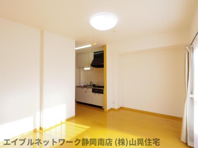 居室・リビング　こちらの居間で趣味の時間をお楽しみください