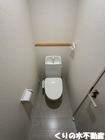 トイレ　落ち着いた色調のトイレです