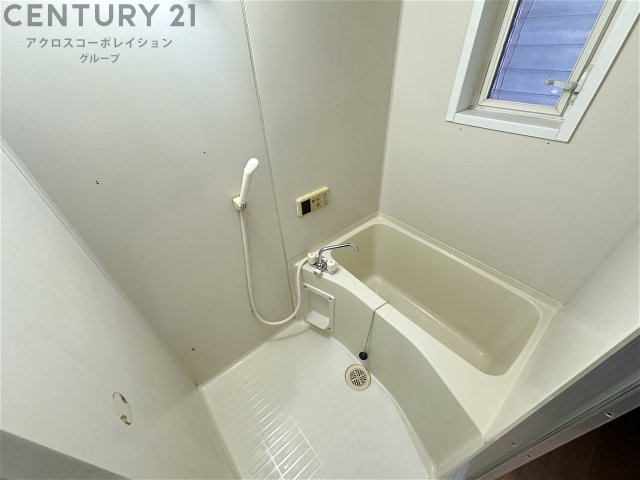 バス・シャワールーム　浴室に窓があり換気しやすい♪