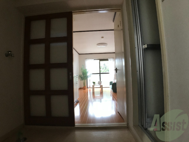 玄関　玄関開けると築年数を感じさせないキレイな内装になっています。