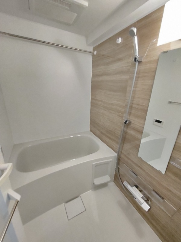 バス・シャワールーム　木目調のパネルが映えるバスルーム