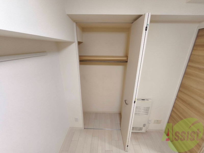 収納　こちらの収納にはハンガーをかけて服もしまえますね。