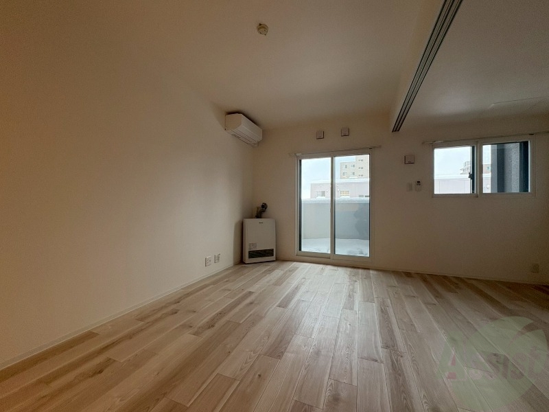 居室・リビング　リビングです。窓が大きくて明るいですね！