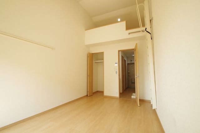 居室・リビング　★天井の高い洋室★