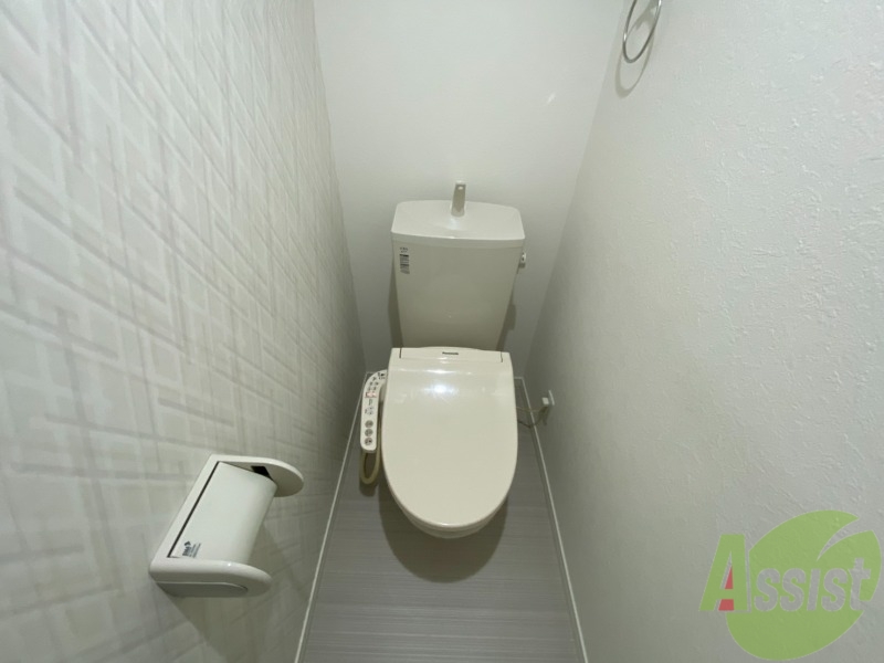 トイレ　温水洗浄便座なので快適に使用できそうですね。