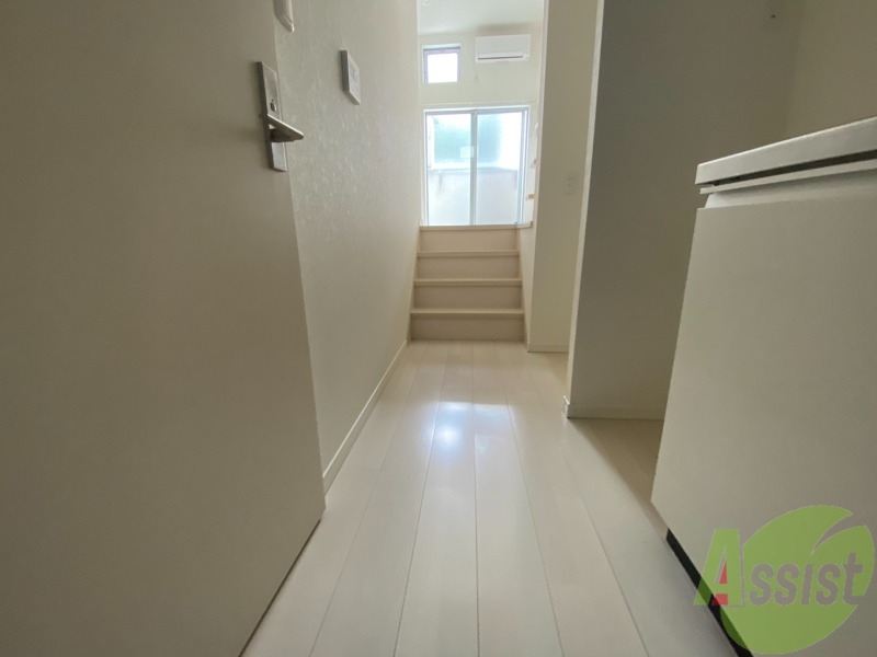 玄関　玄関から撮影しました。敷居が高くなくて安心ですね。