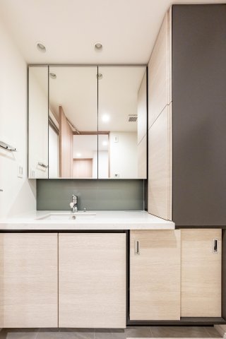 洗面設備　収納豊富な洗面所